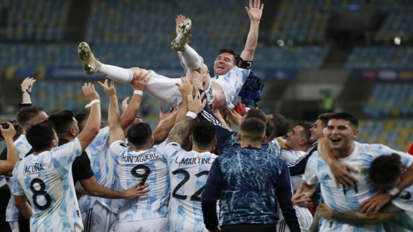 Lần đầu tiên trong sự nghiệp Messi vô địch một giải đấu quốc tế lớn với tuyển Argentina là tại Copa America hồi năm ngoái. Ảnh: CGI. Lần đầu tiên trong sự nghiệp Messi vô địch một giải đấu quốc tế lớn với tuyển Argentina là tại Copa America hồi năm ngoái. Ảnh: CGI.