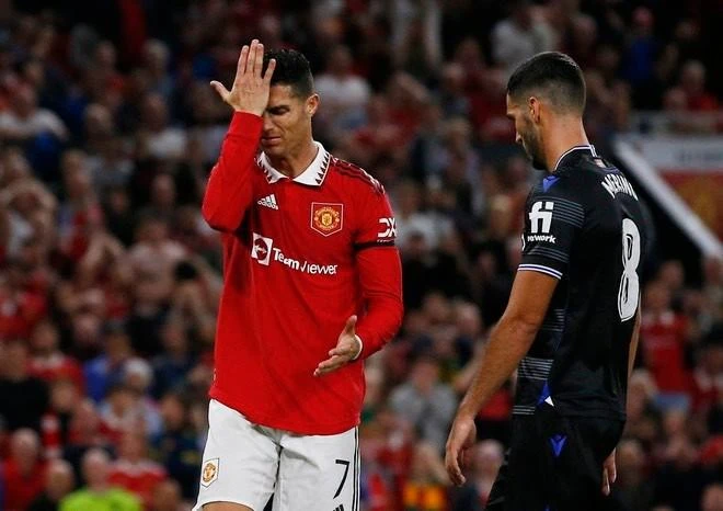 Ronaldo bị chế giễu khi sút hỏng ở cự ly 5 mét. Ảnh: CGI.
