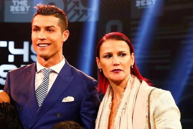 Chị gái Ronaldo bênh vực em trai mình khi mài đũng quần trên ghế dự bị ở Man United. Ảnh: GETTY. Chị gái Ronaldo bênh vực em trai mình khi mài đũng quần trên ghế dự bị ở Man United. Ảnh: GETTY.