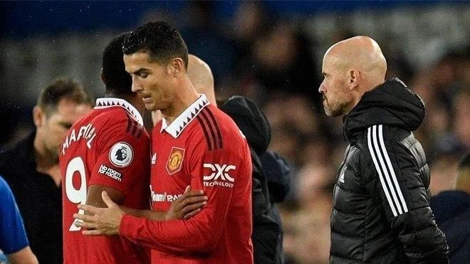 HLV Ten Hag trừng phạt Ronaldo cũng là một kiểu cảnh báo những cầu thủ khác. Ảnh: GETTY. HLV Ten Hag trừng phạt Ronaldo cũng là một kiểu cảnh báo những cầu thủ khác. Ảnh: GETTY.