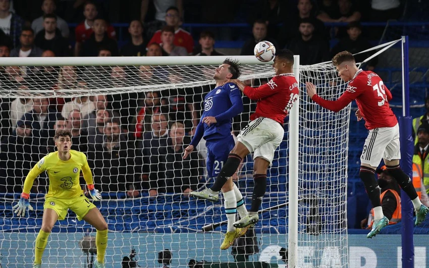 Cú đánh đầu hiểm hóc của Casemiro ở phút bù giờ đã giúp Man United có 1 điểm trên sân của Chelsea. Ảnh: GETTY Cú đánh đầu hiểm hóc của Casemiro ở phút bù giờ đã giúp Man United có 1 điểm trên sân của Chelsea. Ảnh: GETTY