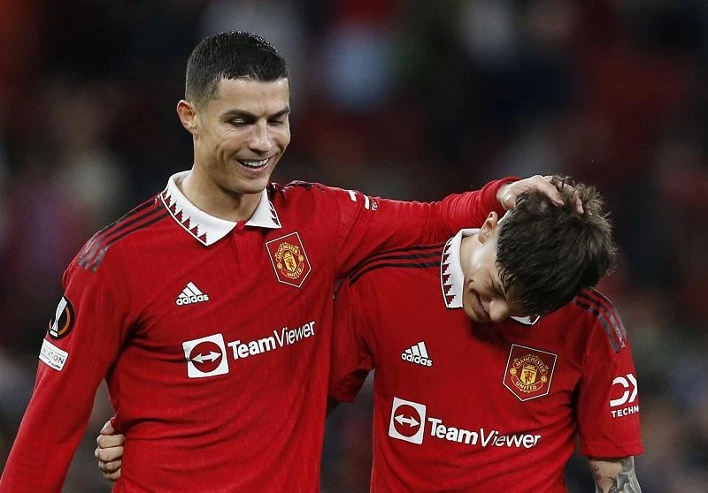 Tiểu tướng Garnacho hạnh phúc khi chơi bóng với thần tượng Ronaldo. Ảnh: GETTY. Tiểu tướng Garnacho hạnh phúc khi chơi bóng với thần tượng Ronaldo. Ảnh: GETTY.