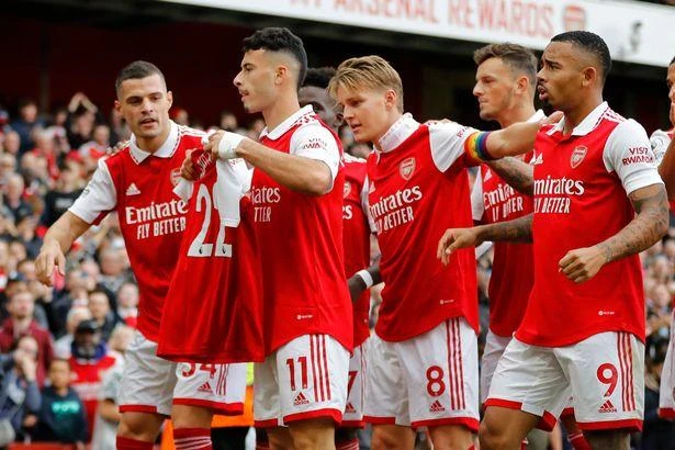 Gabriel Martinelli và đồng đội Arsenal với chiếc áo đấu của Mari. Ảnh: GETTY.