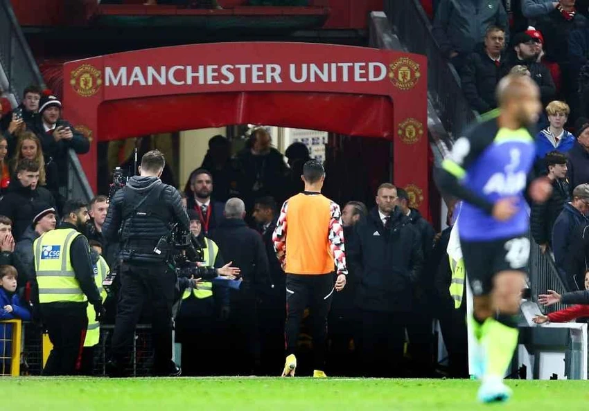 Ronaldo bày tỏ sự phản đối của mình với HLV Ten Hag khi bỏ vào đường hầm sân Old Trafford trước khi tiếng còi mãn cuộc vang lên ở trận tiếp Tottenham. Ảnh: GETTY. Ronaldo bày tỏ sự phản đối của mình với HLV Ten Hag khi bỏ vào đường hầm sân Old Trafford trước khi tiếng còi mãn cuộc vang lên ở trận tiếp Tottenham. Ảnh: GETTY.