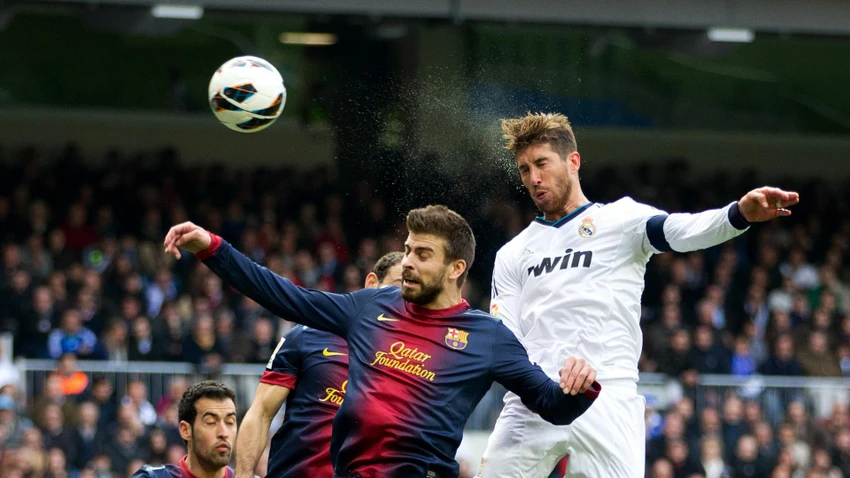 Hai trung vệ hàng đầu của La Liga một thời đụng độ tóe lửa trong các trận Siêu kinh điển giữa Barca và Real Madrid. Ảnh: GETTY. Hai trung vệ hàng đầu của La Liga một thời đụng độ tóe lửa trong các trận Siêu kinh điển giữa Barca và Real Madrid. Ảnh: GETTY.