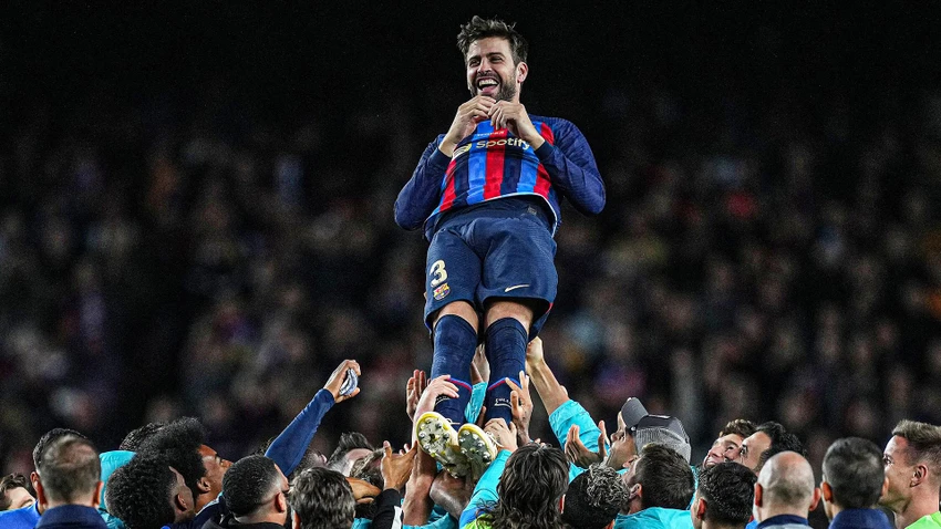 Trung vệ của Barca giải nghệ trong sự chúc tụng của đồng nghiệp. Ảnh: GETTY. Trung vệ của Barca giải nghệ trong sự chúc tụng của đồng nghiệp. Ảnh: GETTY.