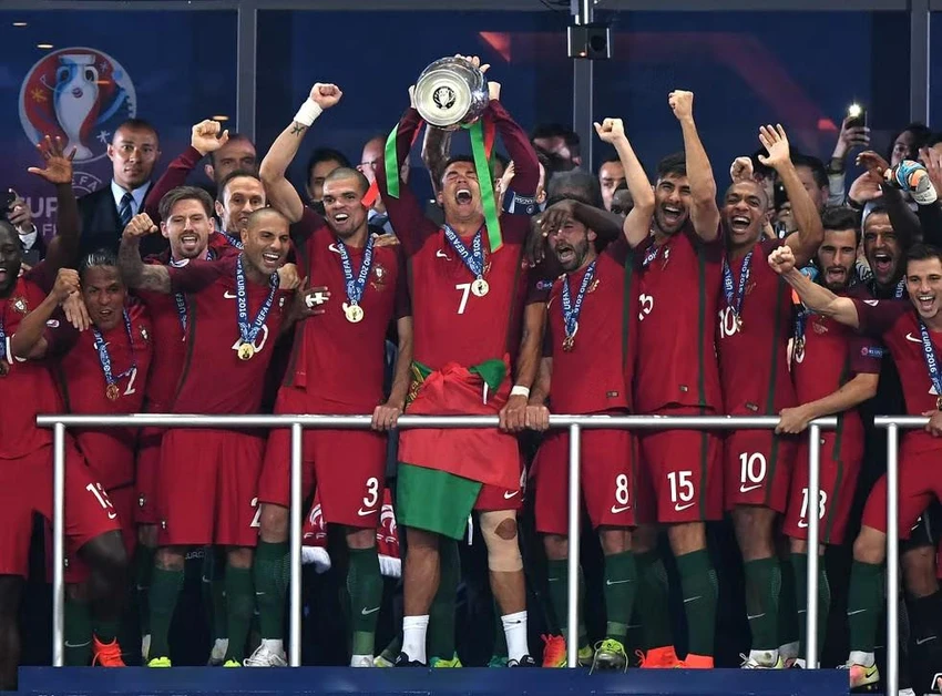 Ronaldo và đồng đội Bồ Đào Nha vô địch châu Âu 2016 nhưng giờ anh đã lên hàng lão tướng. Ảnh: GETTY.