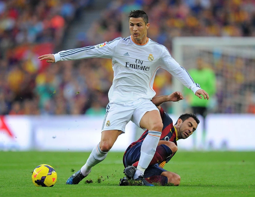 Từng chạm trán Ronaldo trên sân cỏ, Xavi hiểu rõ sự lợi hại của tiền đạo 5 lần giành Quả bóng vàng. Ảnh: GETTY.