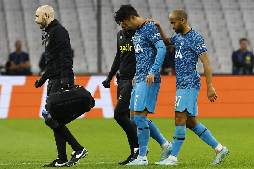 Son Heung-min đã trải qua ca phẫu thuật ở vùng mặt và đang dưỡng thương nhưng HLV Bento vẫn quyết định triệu tập anh lên tuyển cho World Cup. Ảnh: GETTY. Son Heung-min đã trải qua ca phẫu thuật ở vùng mặt và đang dưỡng thương nhưng HLV Bento vẫn quyết định triệu tập anh lên tuyển cho World Cup. Ảnh: GETTY.