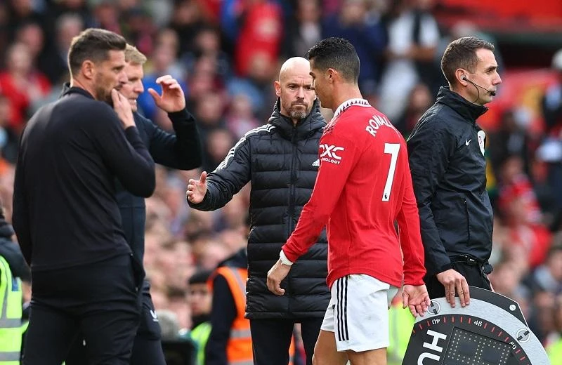 HLV Ten Hag không đưa CR7 vào sân ở cuộc tái đấu Aston Villa do anh bị bệnh. Ảnh: GETTY. Cristiano Ronaldo