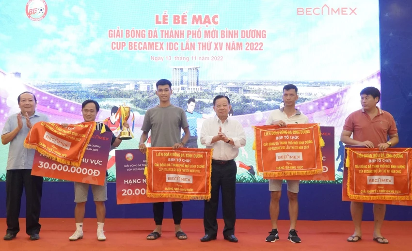 128 đội bóng tham dự cúp Becamex tranh tài gần bốn tháng với những phần thưởng lưu niệm từ vòng loại cho đến vòng chung kết. Ảnh: ANH PHƯƠNG. Giải bóng đá thành phố mới Bình Dương