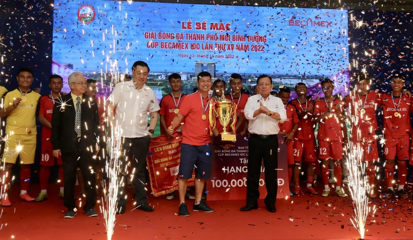 Nhà vô địch Bamboo FC giành thêm hai giải thưởng cá nhân xuất sắc nhất. Ảnh: ANH PHƯƠNG. Nhà vô địch Bamboo FC