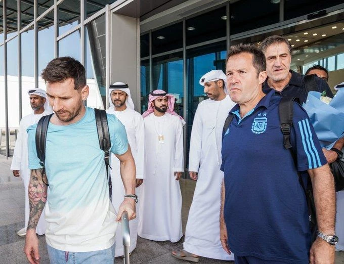 Messi đã đến UAE chuẩn bị cho trận giao hữu với chủ nhà trước thềm World Cup... World Cup messi