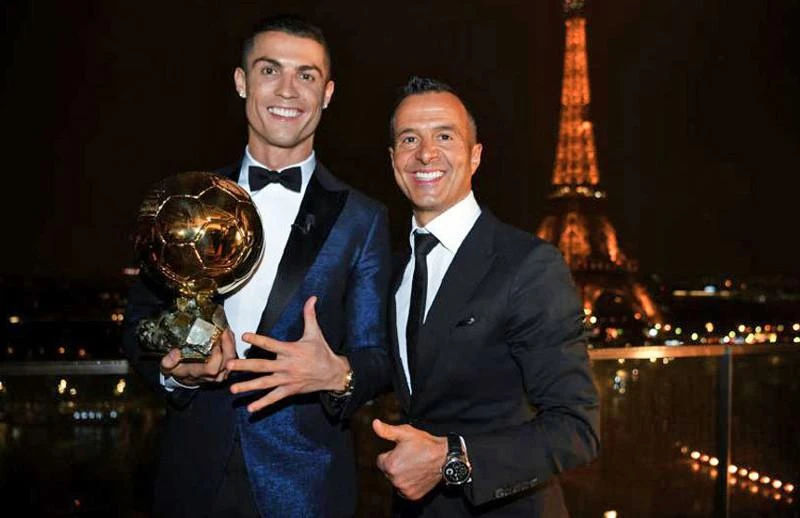 "Siêu cò" Mendes và thân chủ có cuộc gặp gỡ bí mật với đại diện Bayern Munich. Ảnh: GETTY. Ronaldo bên quả bóng vàng