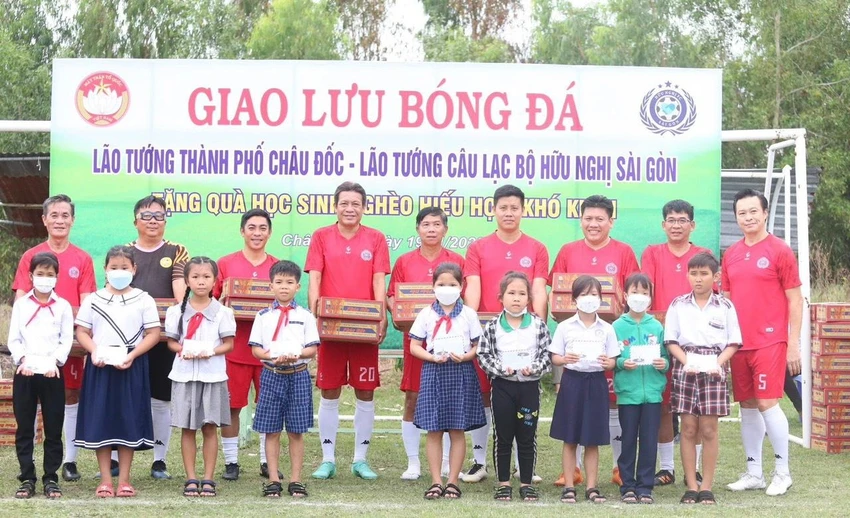 Ủy ban Mặt trận Tổ quốc Việt Nam TP Châu Đốc, Giám đốc Trung tâm Văn hóa - Thể thao truyền thanh Nguyễn Đức Linh và Hội khuyến học TP Châu Đốc gửi lời tri ân đến CLB bóng đá Hữu Nghị Sài Gòn với nghĩa cử đẹp. Ủy ban Mặt trận Tổ quốc Việt Nam TP Châu Đốc, Giám đốc Trung tâm Văn hóa - Thể thao truyền thanh Nguyễn Đức Linh và Hội khuyến học TP Châu Đốc gửi lời tri ân đến CLB bóng đá Hữu Nghị Sài Gòn với nghĩa cử đẹp.