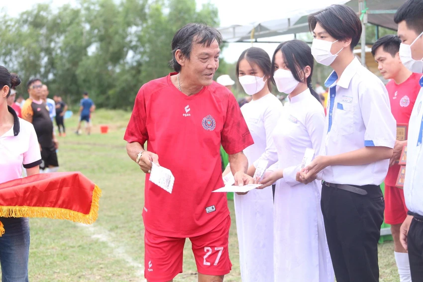 Cựu tuyển thủ Nguyễn Văn Thành xuất thân từ cái nôi bóng đá Châu Đốc sau nhiều năm trở lại trong màu áo Hữu Nghị FC Sài Gòn chung tay góp phần hỗ trợ các trẻ em nghèo hiếu học của Thành phố. Cựu tuyển thủ Nguyễn Văn Thành xuất thân từ cái nôi bóng đá Châu Đốc sau nhiều năm trở lại trong màu áo Hữu Nghị FC Sài Gòn chung tay góp phần hỗ trợ các trẻ em nghèo hiếu học của Thành phố.