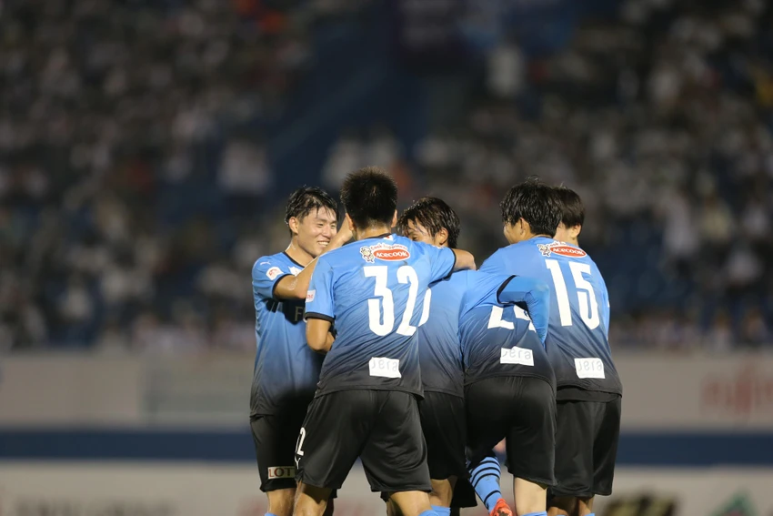 Đội khách vừa lên ngôi á quân J-League đẳng cấp hơn đã không khó thắng chủ nhà B. Bình Dương 2-0. Ảnh: ANH PHƯƠNG.