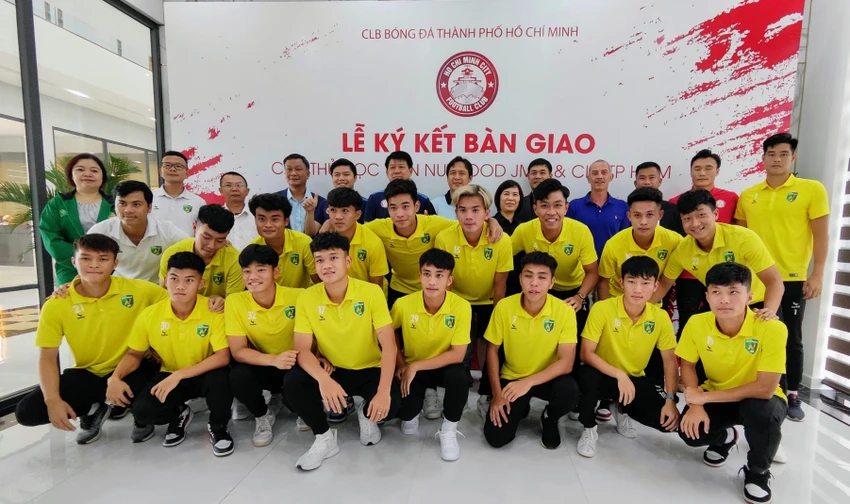 17 cầu thủ cùng ban lãnh đạo Học viện bóng đá Nutifood JMG và CLB TP.HCM trong buổi lễ chuyển giao cầu thủ trẻ. Học viện bóng đá Nutifood JMG