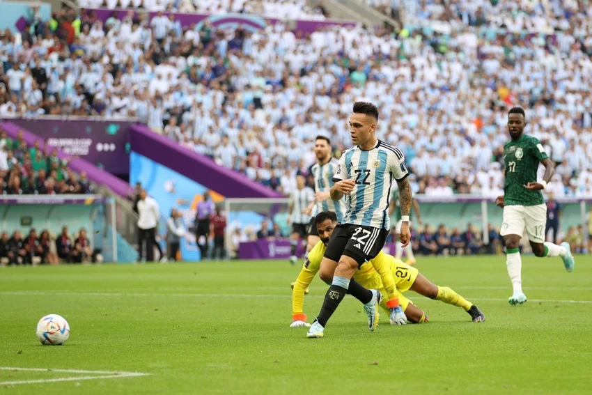 Đội trưởng Argentina có đường chuyền đẹp cho Martinez phá lưới Saudi Arabia nhưng bị dính lỗi việt vị. Ảnh: GETTY.