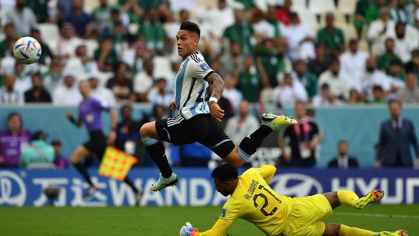 Lautaro Martinez bị khước từ bàn thắng khi VAR cho rằng anh rơi vào thế việt vị. Ảnh: GETTY.