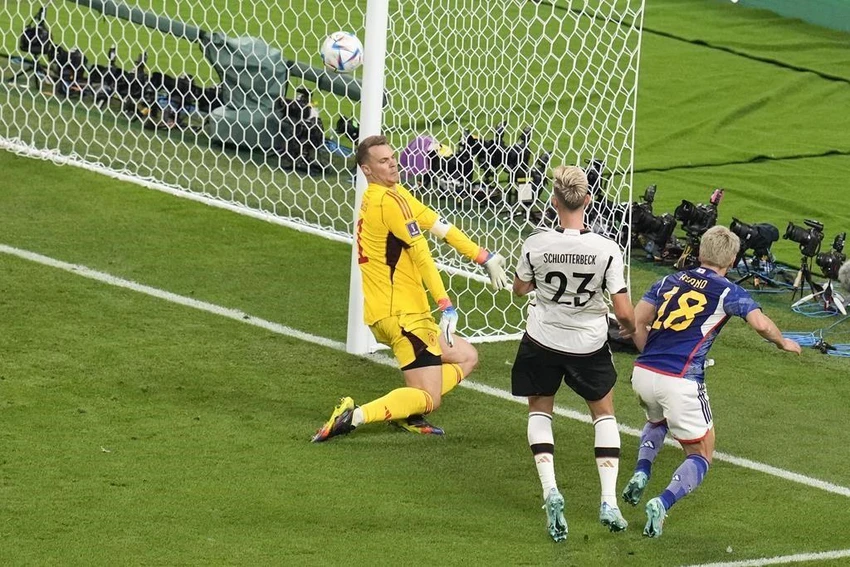Takuma Asano sút thủng lưới Neuer ở những phút cuối khiến tuyển Đức hoảng loạn. Ảnh: GETTY.
