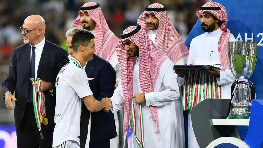 Saudi Arabia rất muốn có Ronaldo chơi bóng ở giải chuyên nghiệp của đất nước mình vì cần sự ảnh hưởng của siêu sao Bồ Đào Nha để giành quyền đăng cai World Cup 2030. Ảnh: GETTY. Saudi Arabia rất muốn có Ronaldo chơi bóng ở giải chuyên nghiệp của đất nước mình vì cần sự ảnh hưởng của siêu sao Bồ Đào Nha để giành quyền đăng cai World Cup 2030. Ảnh: GETTY.