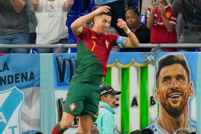 Tiền đạo người Bồ Đào Nha ăn mừng bàn thắng quen thuộc trước nụ cười của Messi, dưới góc nhìn của các tay máy vui tính ở World Cup. Ảnh: GETTY. Tiền đạo người Bồ Đào Nha ăn mừng bàn thắng quen thuộc trước nụ cười của Messi, dưới góc nhìn của các tay máy vui tính ở World Cup. Ảnh: GETTY.