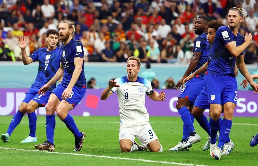Harry Kane bất lực trong vòng vây của tuyến phòng thủ Mỹ. Ảnh: GETTY. Harry Kane bất lực trong vòng vây của tuyến phòng thủ Mỹ. Ảnh: GETTY.