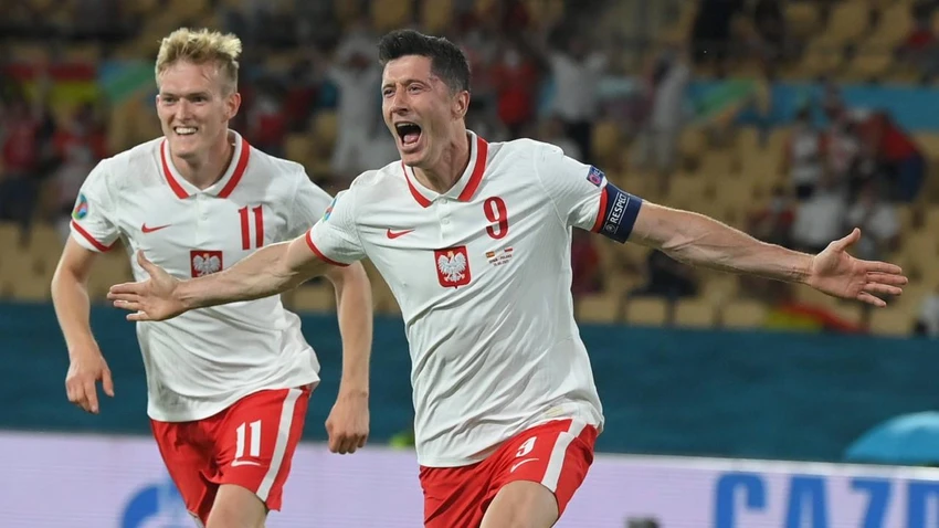 Lewandowski cùng đồng đội sẽ đụng độ tuyển Argentina của siêu sao Messi ở lượt trận cuối lành ít dữ nhiều. Ảnh: GETTY.
