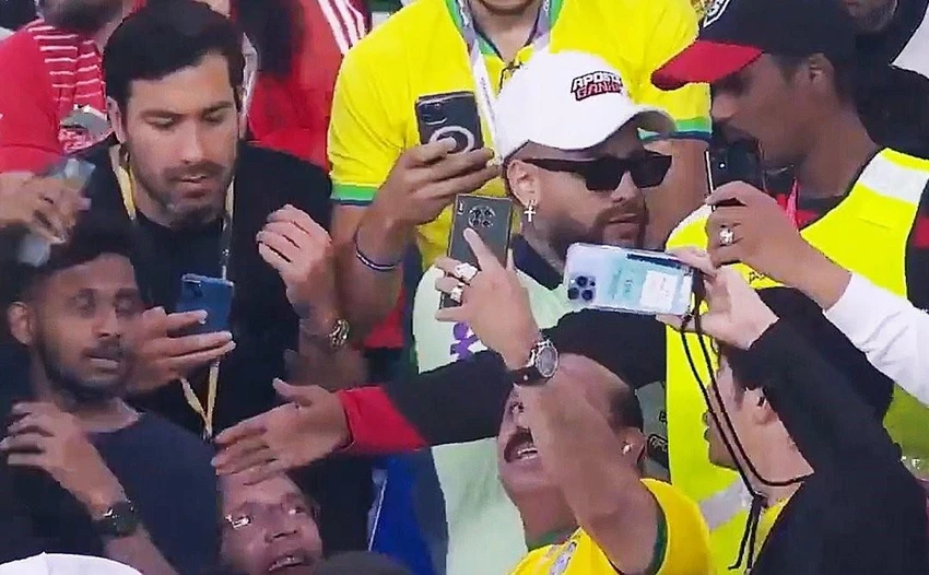 Một người đàn ông đóng giả Neymar như thật trên khán đài sân 974. Ảnh: GETTY. Một người đàn ông đóng giả Neymar như thật trên khán đài sân 974. Ảnh: GETTY.