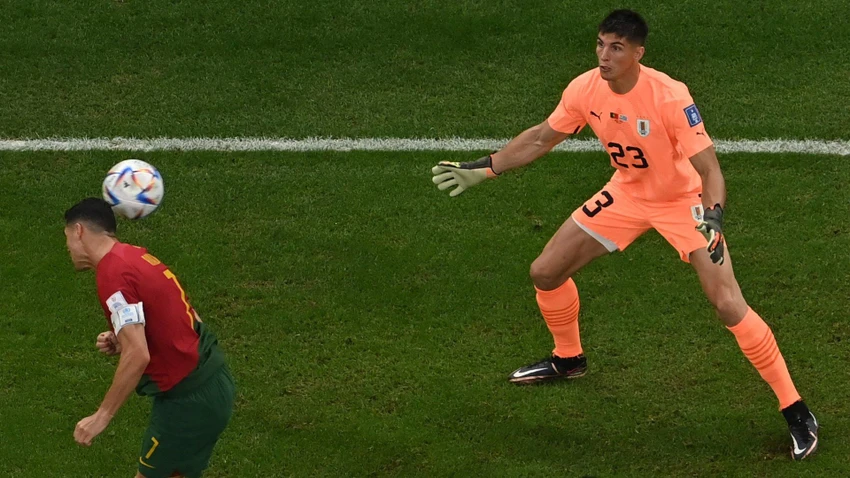 Pha bóng gây tranh cãi về việc Ronaldo có chạm vào bóng từ đường chuyền của Bruno hay chưa. Ảnh: GETTY. Pha bóng gây tranh cãi về việc Ronaldo có chạm vào bóng từ đường chuyền của Bruno hay chưa. Ảnh: GETTY.