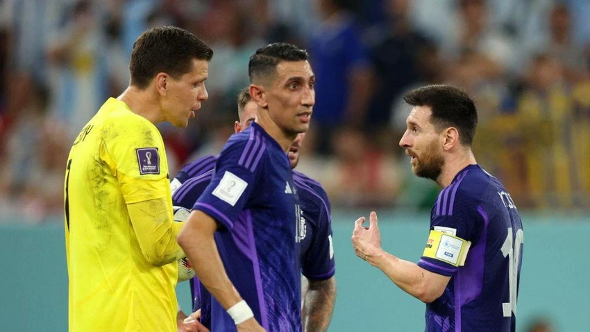Trong lúc trọng tài đang xem lại cảnh quay chậm Szczesny có phạm lỗi hay không, thì thủ môn Ba Lan đã đặt cược với Messi rằng không có penalty. Ảnh: GETTY.