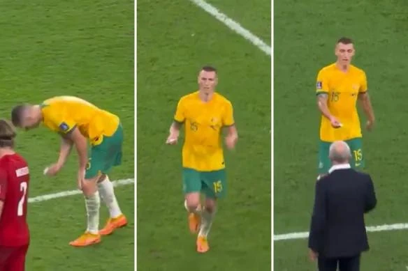 Mitch Duke nhanh chóng nhặt "bí kíp" của đối phương giao cho HLV Graham Arnold. Ảnh: GETTY. Mitch Duke nhanh chóng nhặt "bí kíp" của đối phương giao cho HLV Graham Arnold. Ảnh: GETTY.