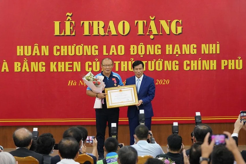 HLV Park Hang-seo nhận Huân chương Lao động hạng nhì và Bằng khen sau những đóng góp to lớn cho bóng đá Việt Nam. Ảnh: VFF.