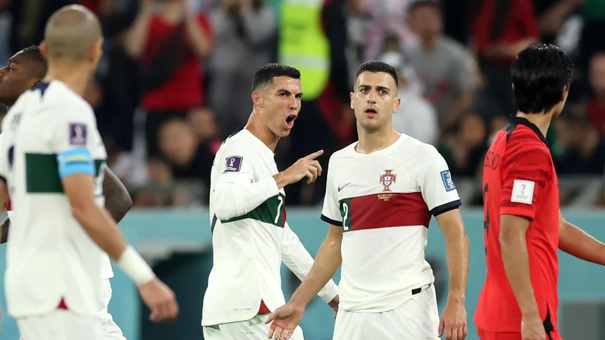 CR7 và một số cầu thủ Bồ Đào Nha không hài lòng về cách ứng xử của cầu thủ Hàn Quốc. Ảnh: GETTY. CR7 và một số cầu thủ Bồ Đào Nha không hài lòng về cách ứng xử của cầu thủ Hàn Quốc. Ảnh: GETTY.