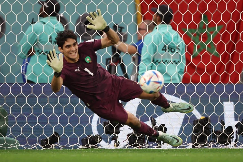 Thủ môn Yassine Bounou trở thành người hùng của Morocco khi cản phá ba lần sút 11 mét của đối phương. Ảnh: GETTY.