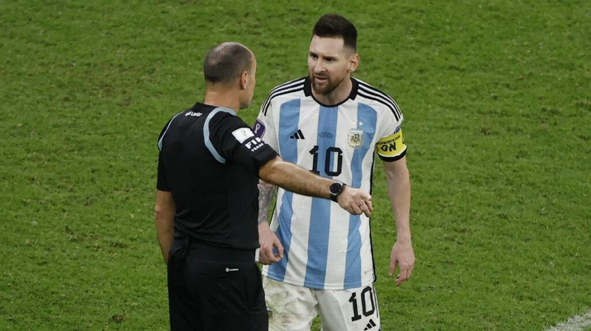 Đội trưởng Argentina không hài lòng về những quyết định của trọng tài. Ảnh: GETTY. Đội trưởng Argentina không hài lòng về những quyết định của trọng tài. Ảnh: GETTY.
