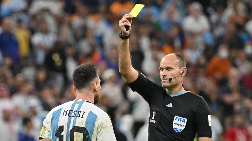 Đội trưởng Argentina chê trách trọng tài người Tây Ban Nha thiếu trình độ. Ảnh: GETTY. Đội trưởng Argentina chê trách trọng tài người Tây Ban Nha thiếu trình độ. Ảnh: GETTY.