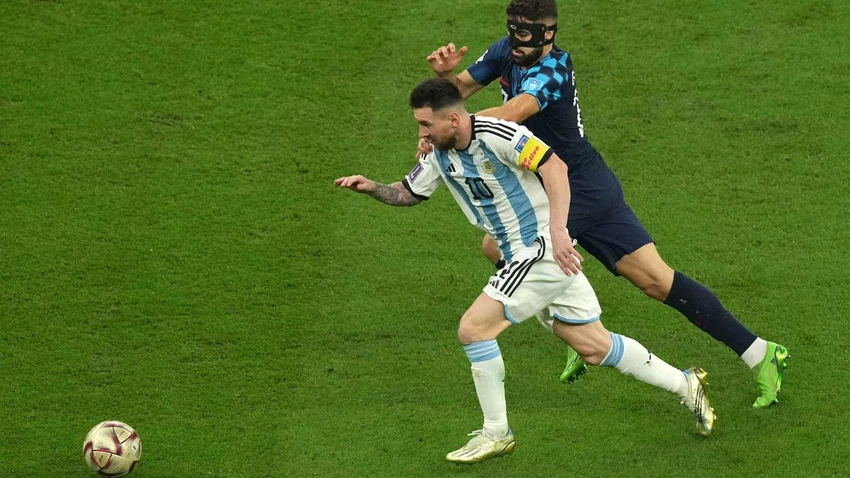 Số 10 của Argentina vờn bóng xuất thần trước khi dọn cỗ cho đồng đội kết liễu Croatia. Ảnh: GETTY. Số 10 của Argentina vờn bóng xuất thần trước khi dọn cỗ cho đồng đội kết liễu Croatia. Ảnh: GETTY.