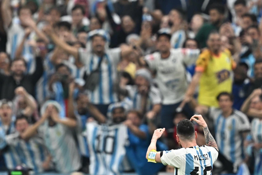 Chân sút nhỏ bé mang lại niềm hạnh phúc lớn lao cho giới hâm mộ Argentina và người yêu bóng đá đẹp trên thế giới. Ảnh: GETTY. Chân sút nhỏ bé mang lại niềm hạnh phúc lớn lao cho giới hâm mộ Argentina và người yêu bóng đá đẹp trên thế giới. Ảnh: GETTY.