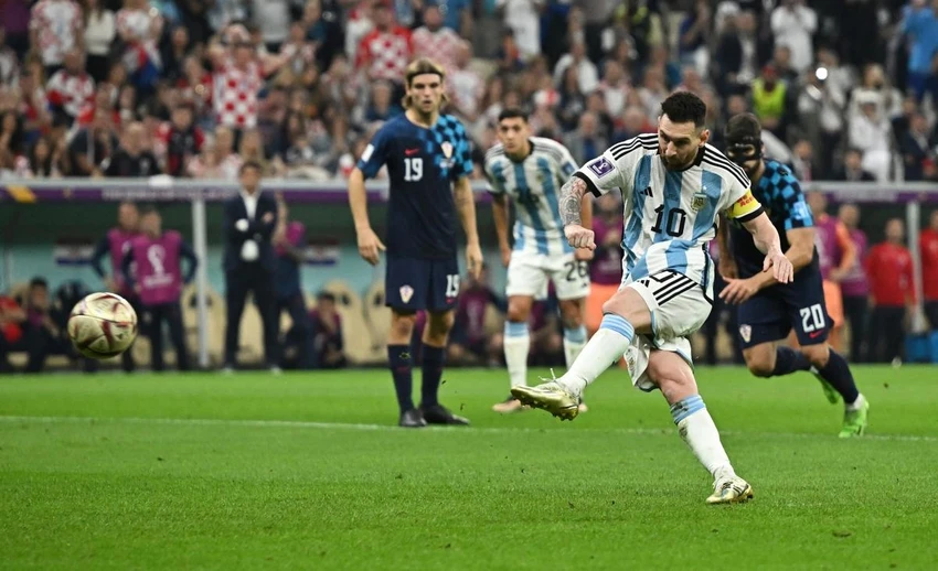 Cú sút phạt đền thành bàn của Messi đã gây nhiều phấn khích cho các cổ động viên Argentina. Ảnh: GETTY. Cú sút phạt đền thành bàn của Messi đã gây nhiều phấn khích cho các cổ động viên Argentina. Ảnh: GETTY.