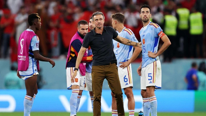 HLV Enrique và thủ quân Tây Ban Nha cùng đồng đội thất vọng khi dừng chân ở vòng 16 đội World Cup 2022. Ảnh: GETTY. HLV Enrique và thủ quân Tây Ban Nha cùng đồng đội thất vọng khi dừng chân ở vòng 16 đội World Cup 2022. Ảnh: GETTY.