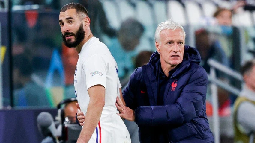 HLV Deschamps bực bội khi bị hỏi quá nhiều về việc triệu tập trở lại Benzema cho trận chung kết World Cup 2022. Ảnh: GETTY.