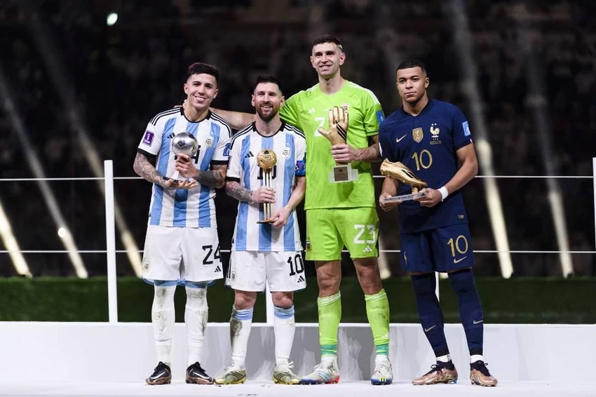 Thủ thành của Argentina cùng đồng đội chung màu áo và Mbappe nhận các giải thưởng cá nhân. Ảnh: GETTY. Thủ thành của Argentina cùng đồng đội chung màu áo và Mbappe nhận các giải thưởng cá nhân. Ảnh: GETTY.