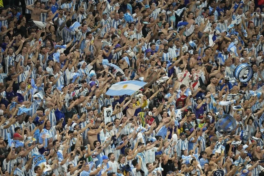 Đám đông cổ động viên Argentina cuồng nhiệt khi Messi lên ngôi vua thế giới cùng đồng đội. Ảnh: GETTY. Đám đông cổ động viên Argentina cuồng nhiệt khi Messi lên ngôi vua thế giới cùng đồng đội. Ảnh: GETTY.