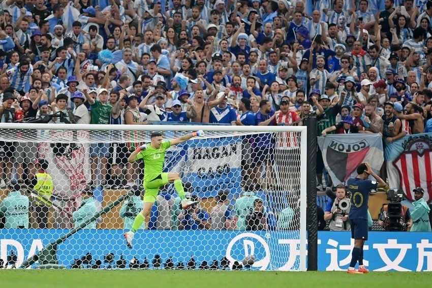 Emiliano Martinez góp công lớn trong chiến thắng của Argentina trên chấm luân lưu 11 mét. Ảnh: GETTY. Emiliano Martinez góp công lớn trong chiến thắng của Argentina trên chấm luân lưu 11 mét. Ảnh: GETTY.