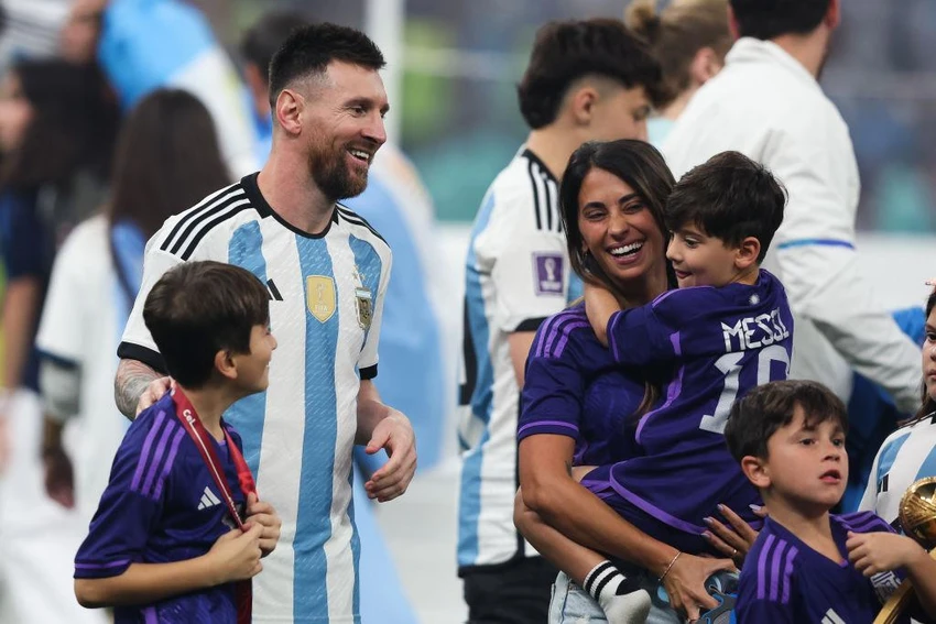 Vợ con Messi trong khoảnh khắc ngọt ngào vô địch thế giới. Ảnh: GETTY. Vợ con Messi trong khoảnh khắc ngọt ngào vô địch thế giới. Ảnh: GETTY.
