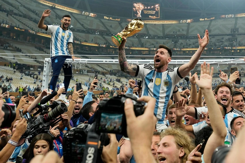 Nhà vô địch World Cup ngây ngất tôn vinh người đội trưởng tài ba. Ảnh: GETTY. Nhà vô địch World Cup ngây ngất tôn vinh người đội trưởng tài ba. Ảnh: GETTY.