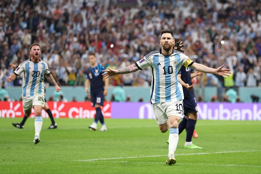 Kịch tính ở sân khấu Lusail kéo dài từ sau khi Messi mở điểm trên chấm 11 mét và sau đó Di Maria nhân đôi cách biệt cho Argentina nhưng người Pháp không buông xuôi. Ảnh: GETTY. Kịch tính ở sân khấu Lusail kéo dài từ sau khi Messi mở điểm trên chấm 11 mét và sau đó Di Maria nhân đôi cách biệt cho Argentina nhưng người Pháp không buông xuôi. Ảnh: GETTY.