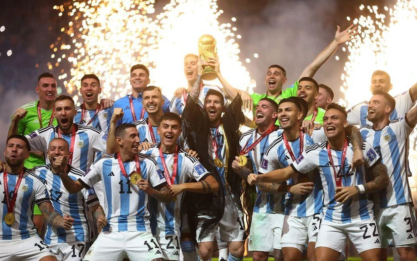 Số 10 của tuyển Argentina khoác "long bào" ăn mừng chiến thắng với đồng đội. Ảnh: GETTY. Số 10 của tuyển Argentina khoác "long bào" ăn mừng chiến thắng với đồng đội. Ảnh: GETTY.